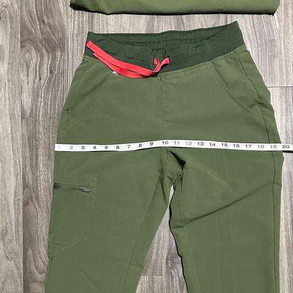 Women’s Figs Green Scrub Set XS – Stylish & Comfortable Medical Uniform. - Picture 5 of 9